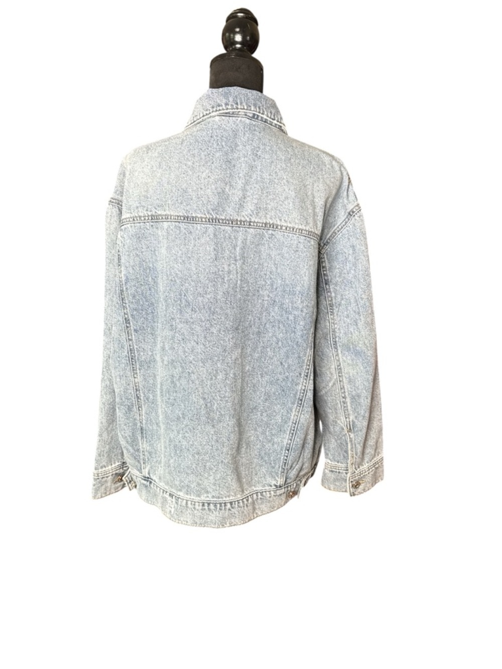 DAZE Cropped Denim Jacket Light Wash Button Front Size M NWT - Picture 4 of 9